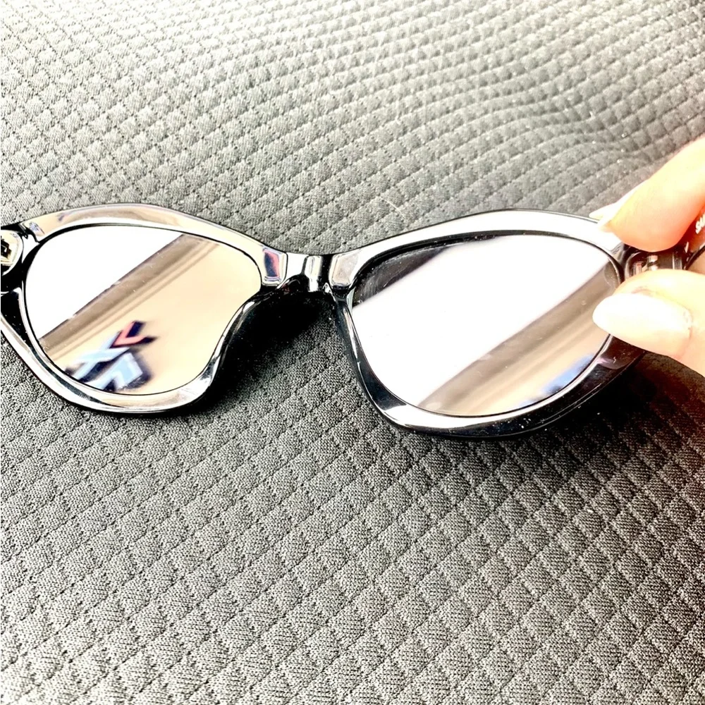 Chic Black Sunglasses - Picture 7 of 11